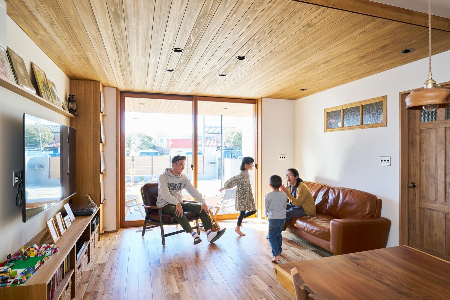 リビングとテラスがゆるやかにつながる。自然素材をふんだんに使った住まい。